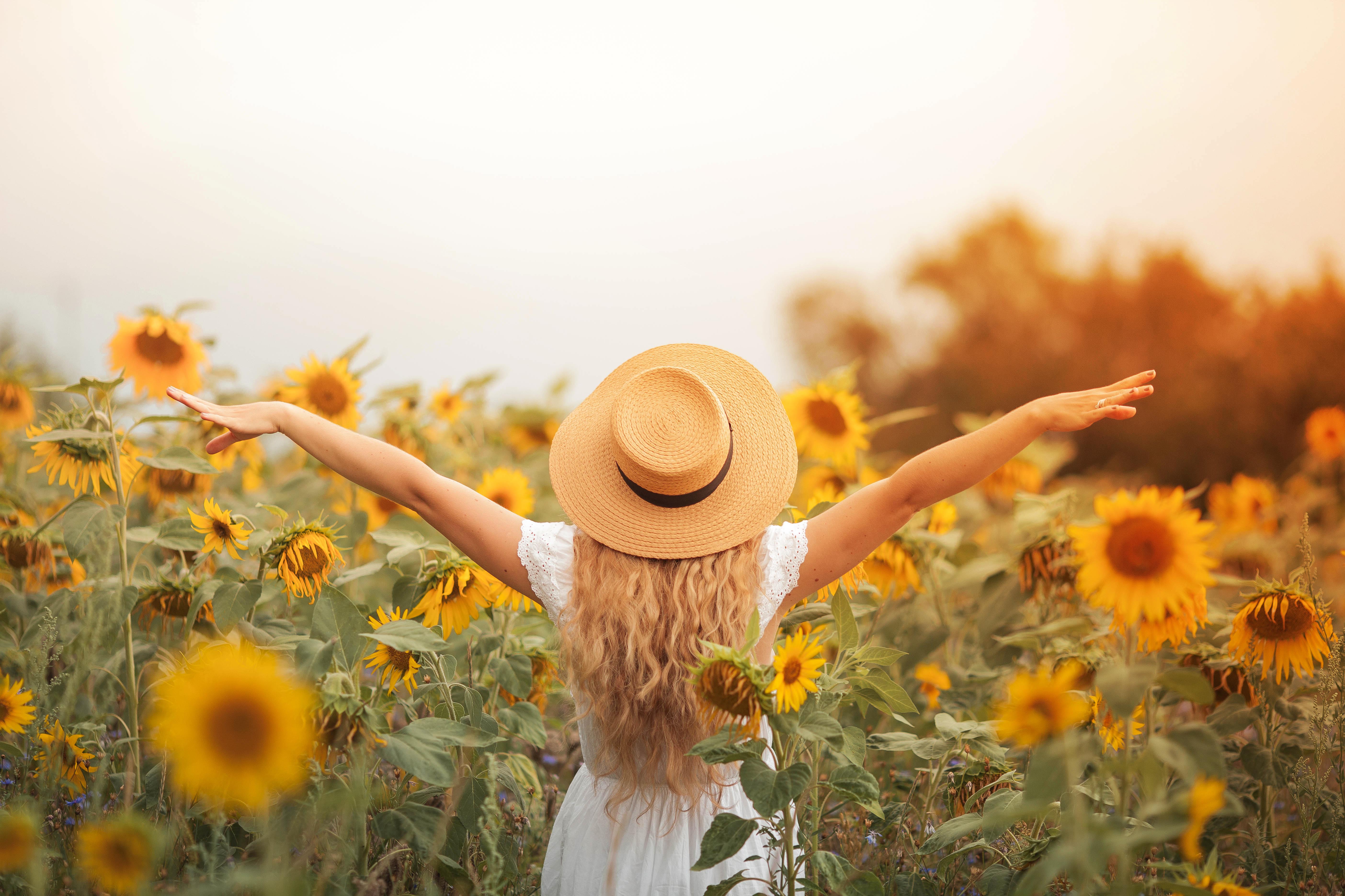 Frau im Sonnenblumen-Feld